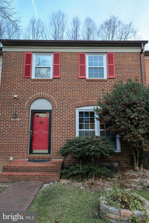 7966 HIDDEN BRIDGE DR, Springfield, VA 22153