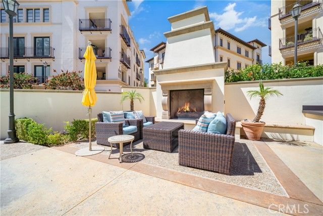 23500 Park Sorrento D21, Calabasas, CA 91302