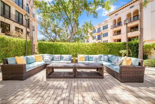 23500 Park Sorrento D21, Calabasas, CA 91302