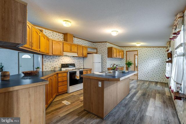 4 HEARTH DR, East Earl, PA 17519