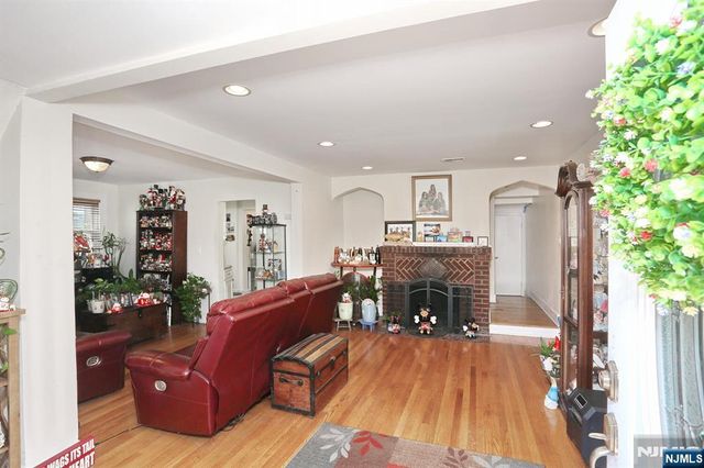 1154 Summit Avenue, Teaneck, NJ 07666