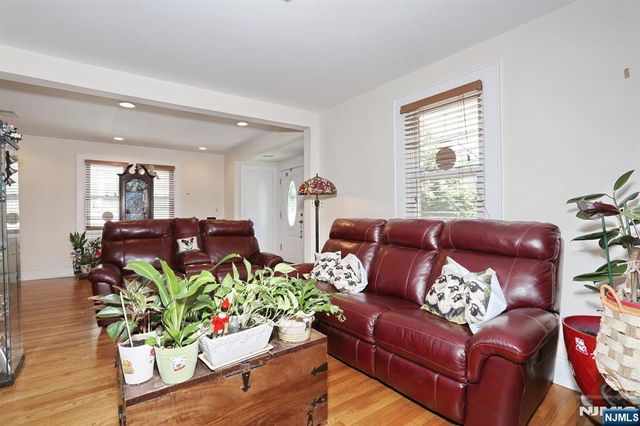 1154 Summit Avenue, Teaneck, NJ 07666