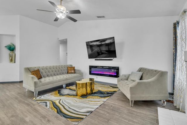 8604 Luciano Ct, Sacramento, CA 95828