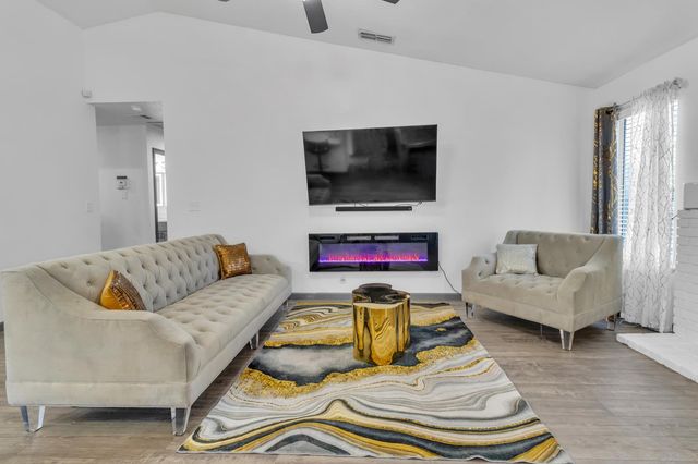 8604 Luciano Ct, Sacramento, CA 95828