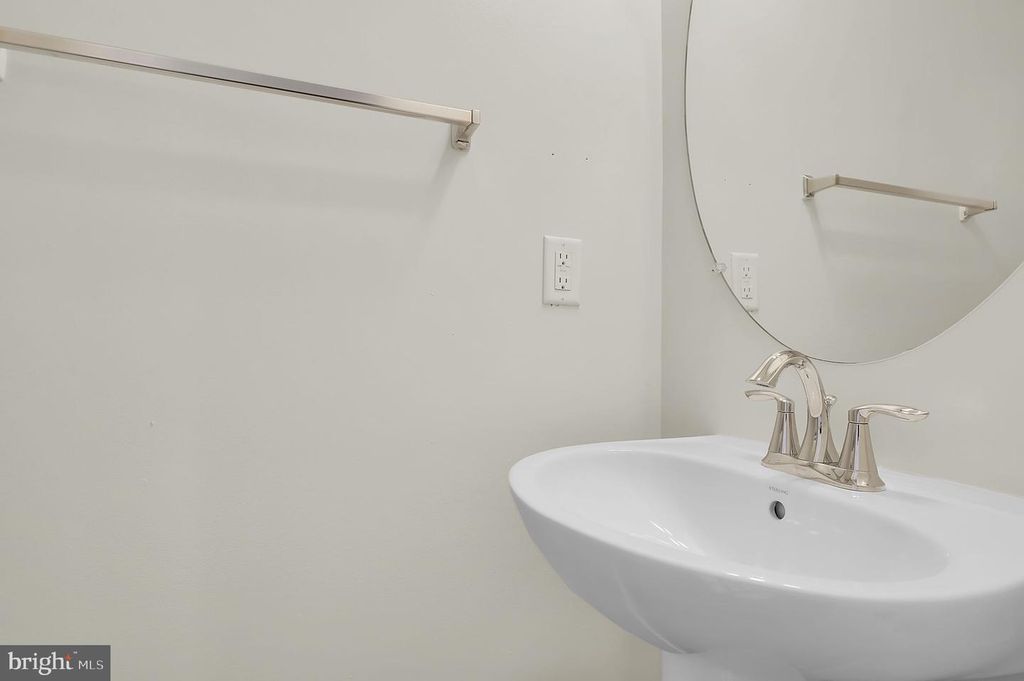 Image 11 of property listing at 5906 KRANTZ DR, Frederick, MD 21703