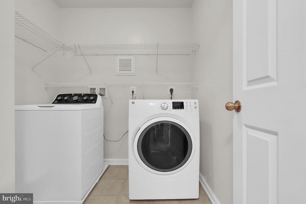 Image 18 of property listing at 5906 KRANTZ DR, Frederick, MD 21703