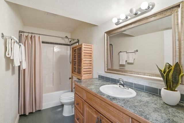 6728 S Moran View St, Spokane, WA 99224