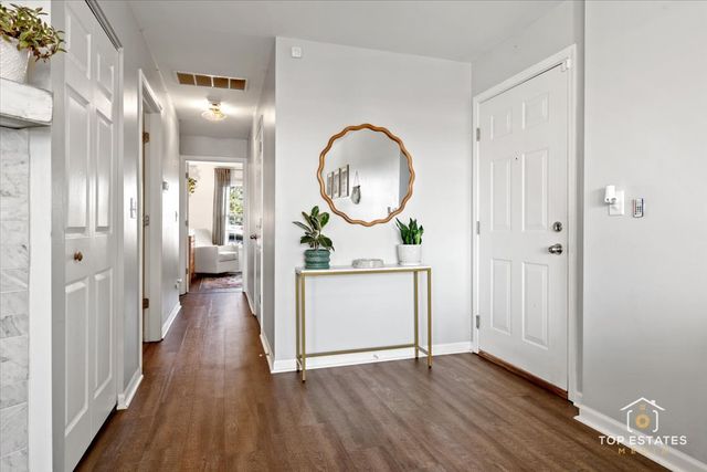 310 Buckingham Circle B, Elgin, IL 60120