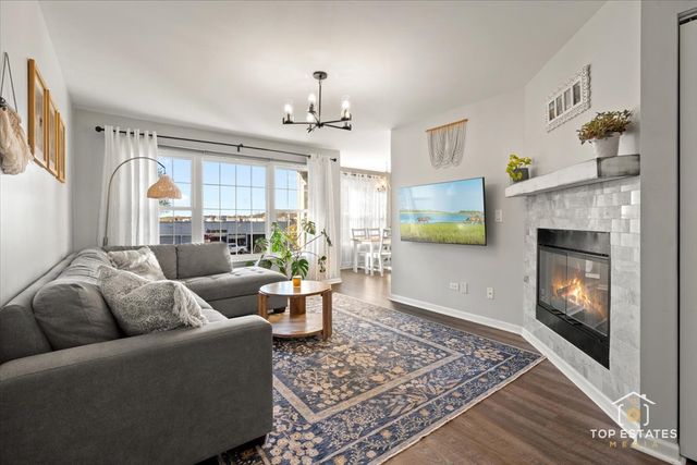 310 Buckingham Circle B, Elgin, IL 60120