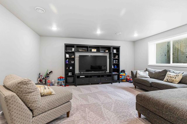 6363 S 54th Avenue S, Fargo, ND 58104
