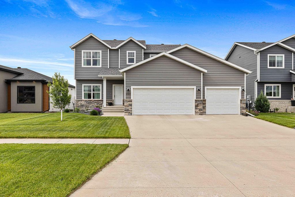 6363 S 54th Avenue S, Fargo, ND 58104