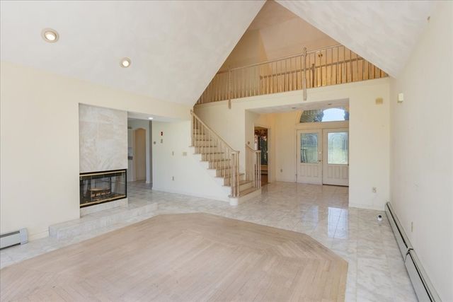10 Valleyview Farm Rd, Haverhill, MA 01835