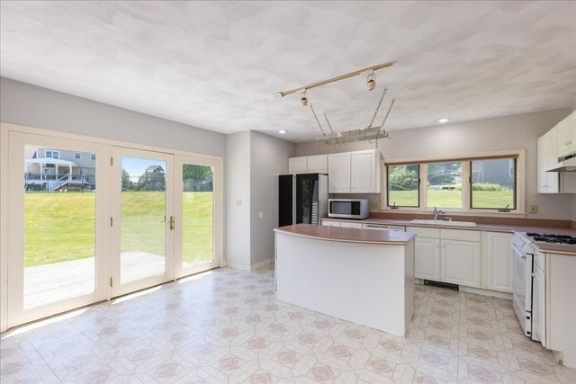 10 Valleyview Farm Rd, Haverhill, MA 01835