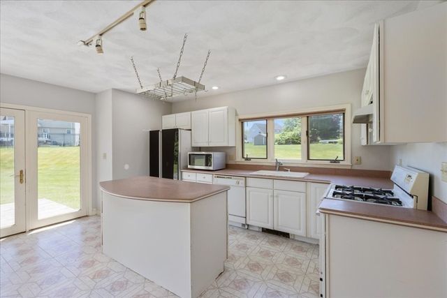 10 Valleyview Farm Rd, Haverhill, MA 01835