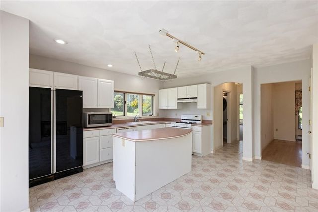 10 Valleyview Farm Rd, Haverhill, MA 01835