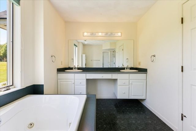 10 Valleyview Farm Rd, Haverhill, MA 01835