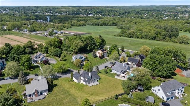 10 Valleyview Farm Rd, Haverhill, MA 01835