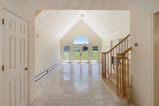 10 Valleyview Farm Rd, Haverhill, MA 01835