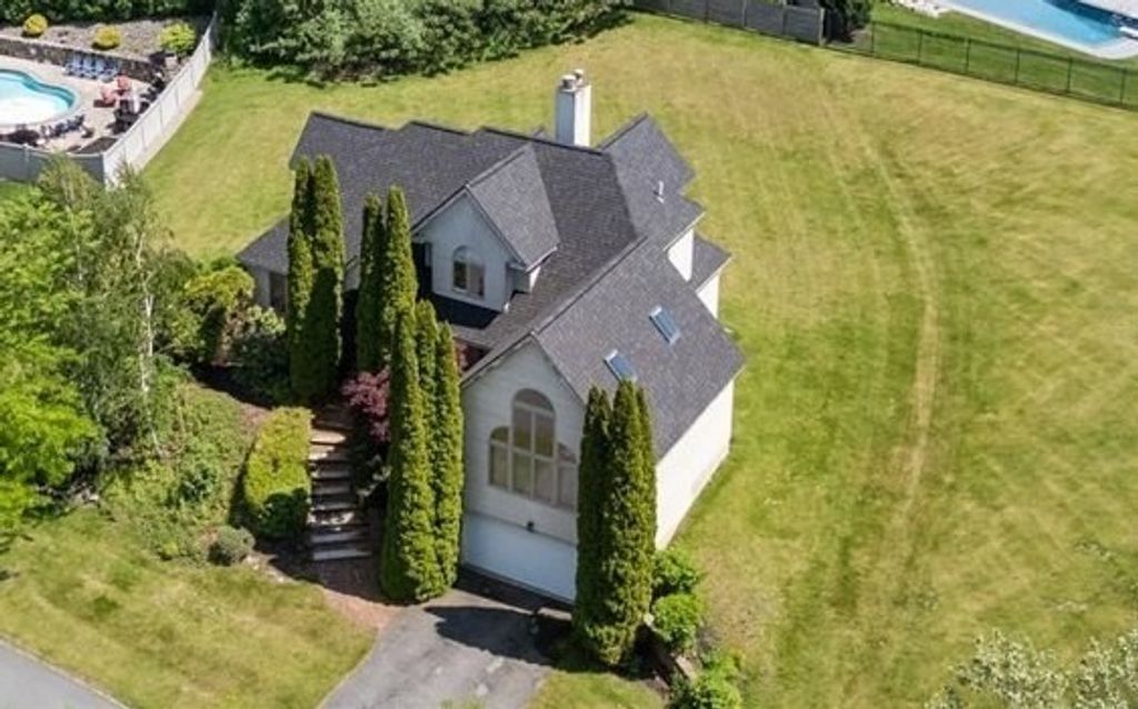 10 Valleyview Farm Rd, Haverhill, MA 01835
