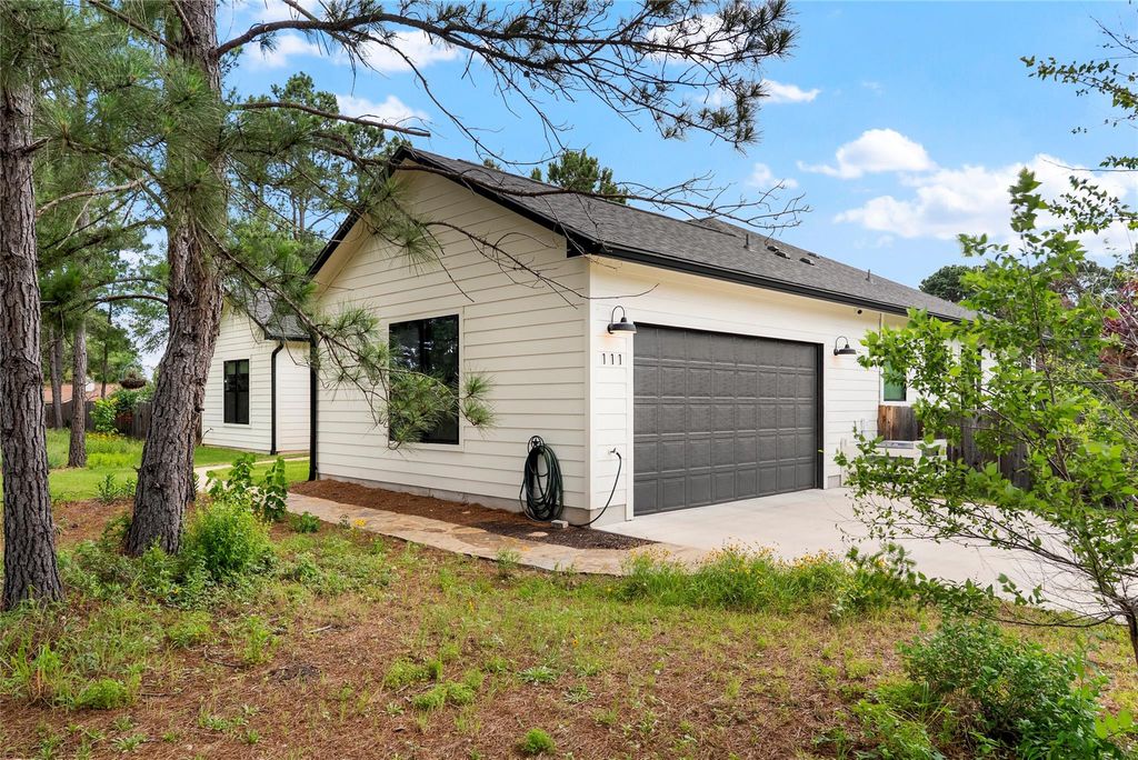 111 Green Grass LN, Bastrop, TX 78602