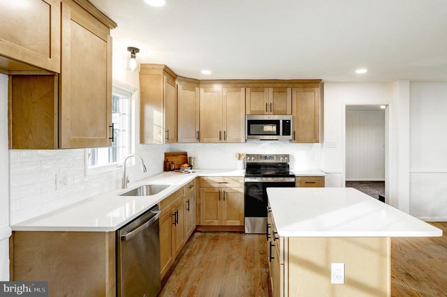 1330 CHAPEL DR, York, PA 17404