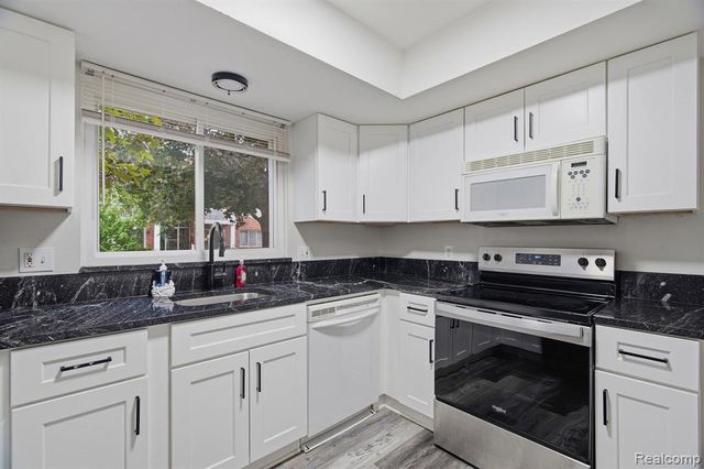 16842 Edloytom Way, Clinton Township, MI 48038