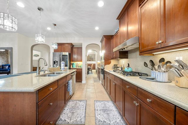5660 John Runge St, Sacramento, CA 95835