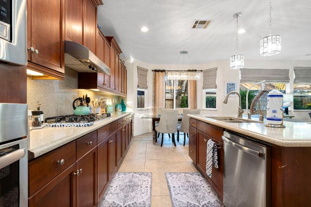5660 John Runge St, Sacramento, CA 95835