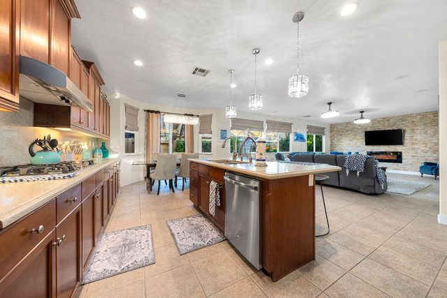 5660 John Runge St, Sacramento, CA 95835