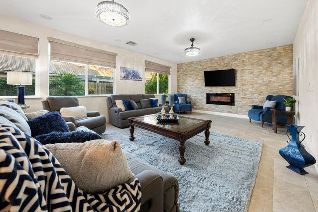 5660 John Runge St, Sacramento, CA 95835