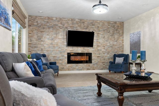 5660 John Runge St, Sacramento, CA 95835