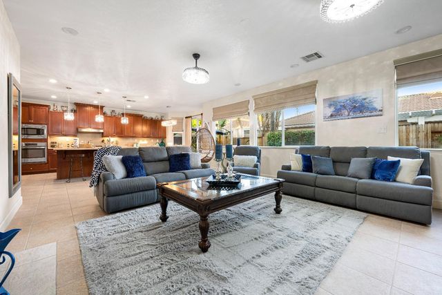 5660 John Runge St, Sacramento, CA 95835