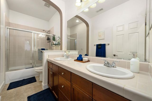 5660 John Runge St, Sacramento, CA 95835
