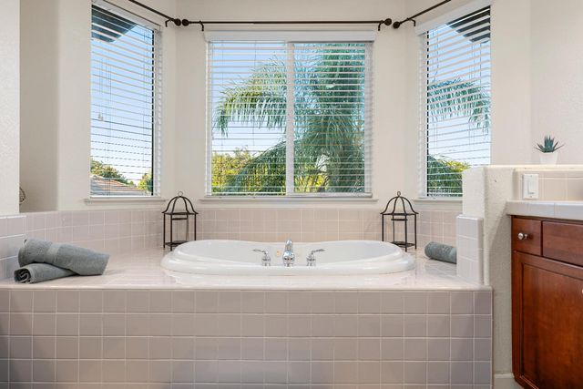 5660 John Runge St, Sacramento, CA 95835