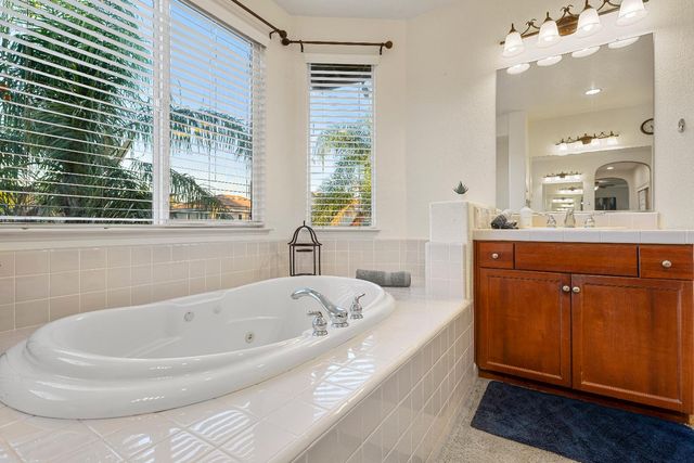 5660 John Runge St, Sacramento, CA 95835