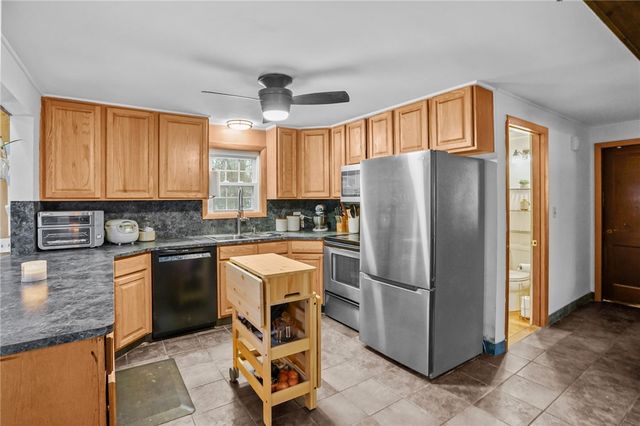 168 Knotty Oak Road, Coventry, RI 02816