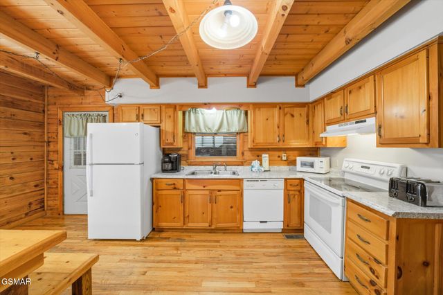 3542 Country Pines Way, Sevierville, TN 37876