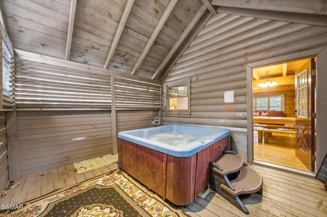 3542 Country Pines Way, Sevierville, TN 37876