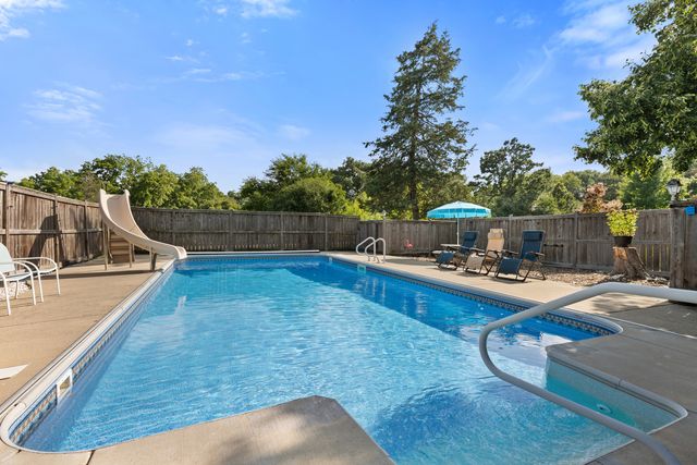416 Hickory Haven Drive, Gurnee, IL 60031