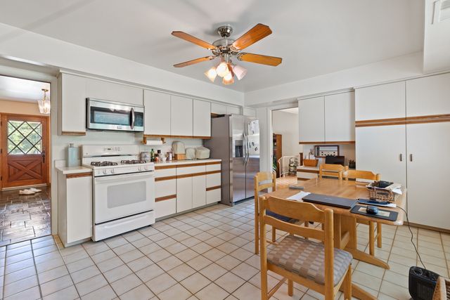 416 Hickory Haven Drive, Gurnee, IL 60031