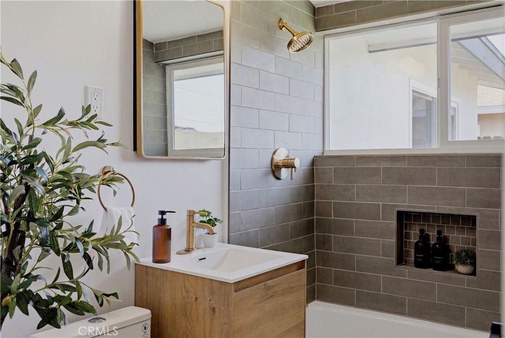 Image 13 of property listing at 3062 Lees, Long Beach, CA 90808