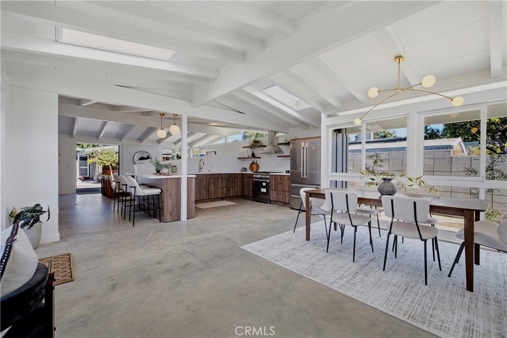 Image 4 of property listing at 3062 Lees, Long Beach, CA 90808