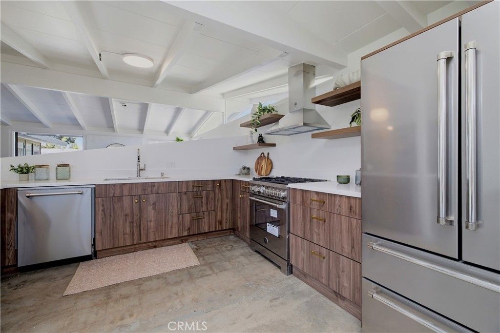 Image 5 of property listing at 3062 Lees, Long Beach, CA 90808