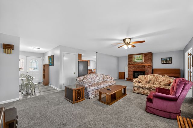 1526 Pebblewood Drive, Sycamore, IL 60178