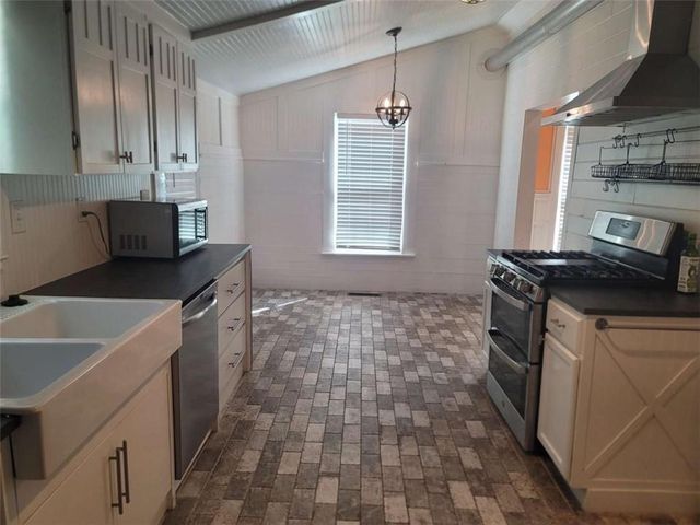 5246 W Mountain Street W, Stone Mountain, GA 30083