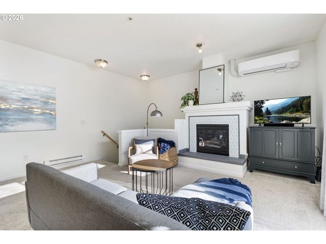 14705 Sw SANDHILL Loop 202, Beaverton, OR 97007