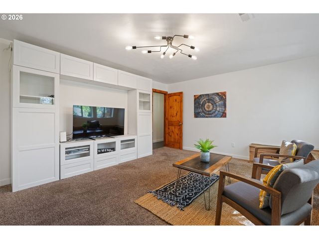 5817 Sw ALFRED St, Portland, OR 97219