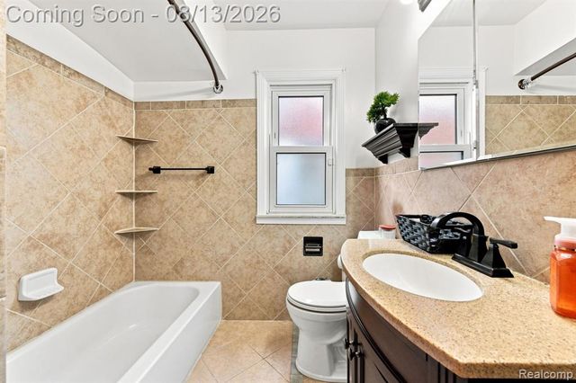 17612 Sprenger Avenue, Eastpointe, MI 48021