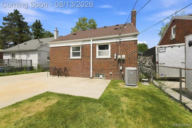 17612 Sprenger Avenue, Eastpointe, MI 48021