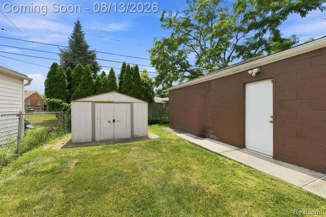 17612 Sprenger Avenue, Eastpointe, MI 48021